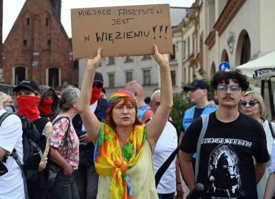 Wulgarne, faszystowskie hasła na Rynku Głównym, była też kontrmanifestacja - zdjęcie 9