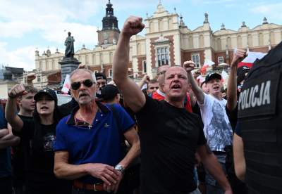 Wulgarne, faszystowskie hasła na Rynku Głównym, była też kontrmanifestacja - zdjęcie 15