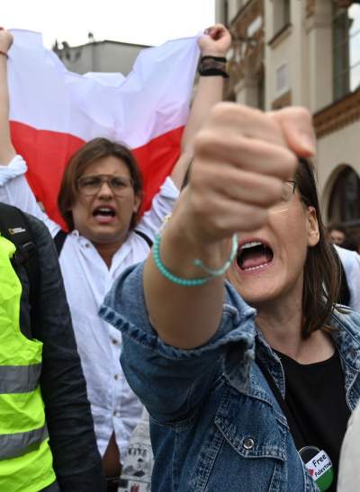 Wulgarne, faszystowskie hasła na Rynku Głównym, była też kontrmanifestacja - zdjęcie 22