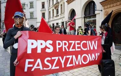 Wulgarne, faszystowskie hasła na Rynku Głównym, była też kontrmanifestacja - zdjęcie 32