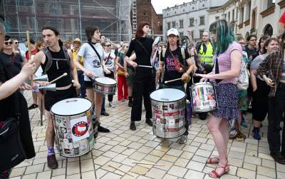 Wulgarne, faszystowskie hasła na Rynku Głównym, była też kontrmanifestacja - zdjęcie 20