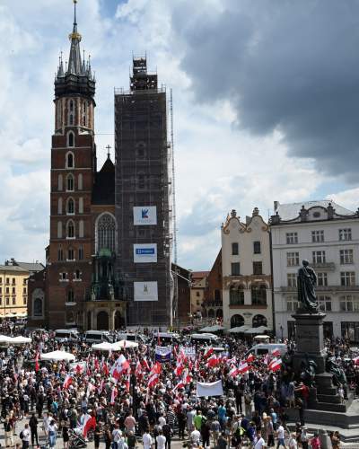 Wulgarne, faszystowskie hasła na Rynku Głównym, była też kontrmanifestacja - zdjęcie 24