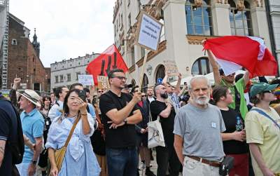 Wulgarne, faszystowskie hasła na Rynku Głównym, była też kontrmanifestacja - zdjęcie 19