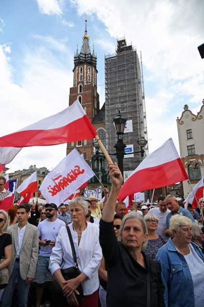 Wulgarne, faszystowskie hasła na Rynku Głównym, była też kontrmanifestacja - zdjęcie 23
