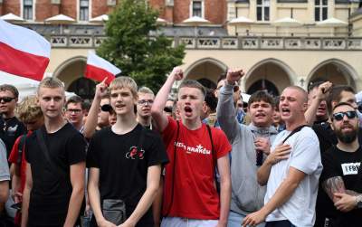 Wulgarne, faszystowskie hasła na Rynku Głównym, była też kontrmanifestacja - zdjęcie 11