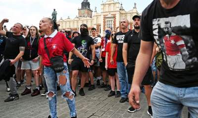 Wulgarne, faszystowskie hasła na Rynku Głównym, była też kontrmanifestacja - zdjęcie 18