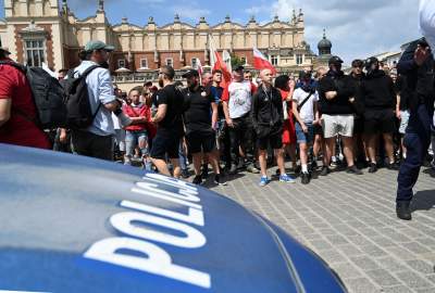 Wulgarne, faszystowskie hasła na Rynku Głównym, była też kontrmanifestacja - zdjęcie 12