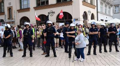 Wulgarne, faszystowskie hasła na Rynku Głównym, była też kontrmanifestacja - zdjęcie 36