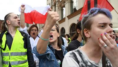 Wulgarne, faszystowskie hasła na Rynku Głównym, była też kontrmanifestacja - zdjęcie 21