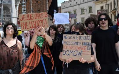 Wulgarne, faszystowskie hasła na Rynku Głównym, była też kontrmanifestacja - zdjęcie 30