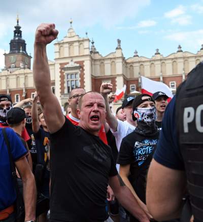 Wulgarne, faszystowskie hasła na Rynku Głównym, była też kontrmanifestacja - zdjęcie 16