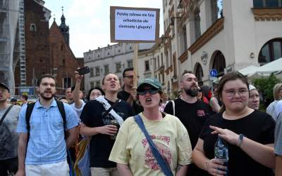 Wulgarne, faszystowskie hasła na Rynku Głównym, była też kontrmanifestacja - zdjęcie 10