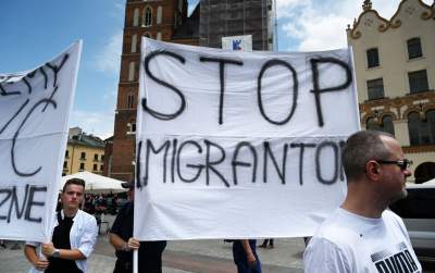 Wulgarne, faszystowskie hasła na Rynku Głównym, była też kontrmanifestacja - zdjęcie 29