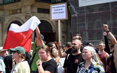 Wulgarne, faszystowskie hasła na Rynku Głównym, była też kontrmanifestacja - zdjęcie 13