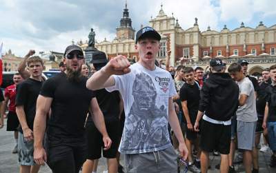 Wulgarne, faszystowskie hasła na Rynku Głównym, była też kontrmanifestacja - zdjęcie 3