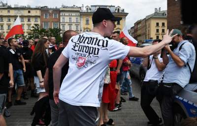 Wulgarne, faszystowskie hasła na Rynku Głównym, była też kontrmanifestacja - zdjęcie 2