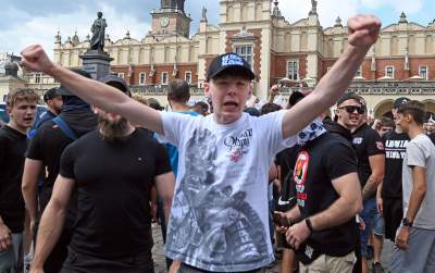 Wulgarne, faszystowskie hasła na Rynku Głównym, była też kontrmanifestacja - zdjęcie 5