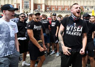 Wulgarne, faszystowskie hasła na Rynku Głównym, była też kontrmanifestacja - zdjęcie 4