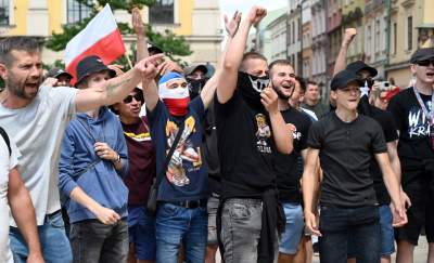 Wulgarne, faszystowskie hasła na Rynku Głównym, była też kontrmanifestacja - zdjęcie 34