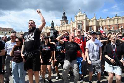 Wulgarne, faszystowskie hasła na Rynku Głównym, była też kontrmanifestacja - zdjęcie 14