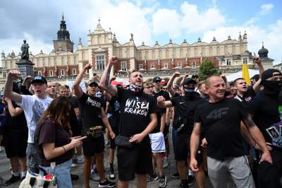 Wulgarne, faszystowskie hasła na Rynku Głównym, była też kontrmanifestacja - zdjęcie 7