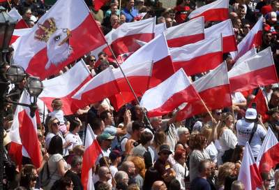 Wulgarne, faszystowskie hasła na Rynku Głównym, była też kontrmanifestacja - zdjęcie 28