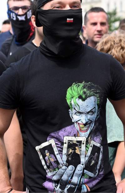 Wulgarne, faszystowskie hasła na Rynku Głównym, była też kontrmanifestacja - zdjęcie 6