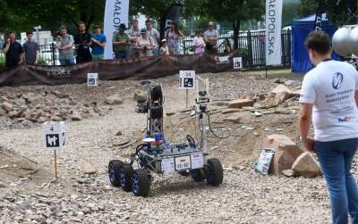 Kosmiczne zawody w Krakowie, zadania wzorowane na misjach NASA i ESA - zdjęcie 25