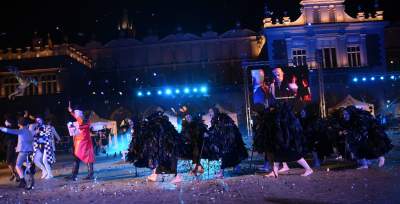 Nocna parada na Rynku Głównym. Dosłownie odlot! - zdjęcie 35