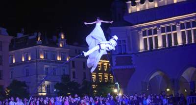 Nocna parada na Rynku Głównym. Dosłownie odlot! - zdjęcie 19