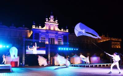 Nocna parada na Rynku Głównym. Dosłownie odlot! - zdjęcie 24