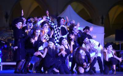 Nocna parada na Rynku Głównym. Dosłownie odlot! - zdjęcie 3