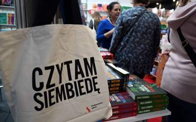 Targi Książki w Krakowie: można tu spotkać wiele osób... - zdjęcie 36