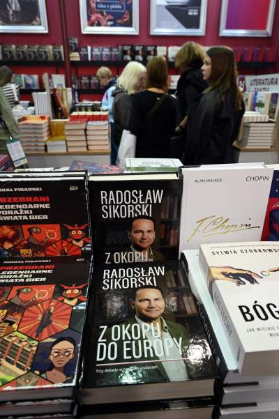 Targi Książki w Krakowie: można tu spotkać wiele osób... - zdjęcie 11
