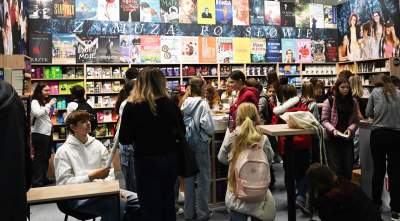 Targi Książki w Krakowie: można tu spotkać wiele osób... - zdjęcie 14