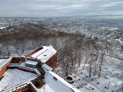 Kopiec Kościuszki udekorowany po nowemu, są dwie nowe flagi - zdjęcie 3