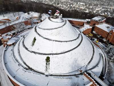 Kopiec Kościuszki udekorowany po nowemu, są dwie nowe flagi - zdjęcie 6