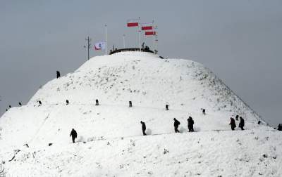 Kopiec Kościuszki udekorowany po nowemu, są dwie nowe flagi - zdjęcie 18