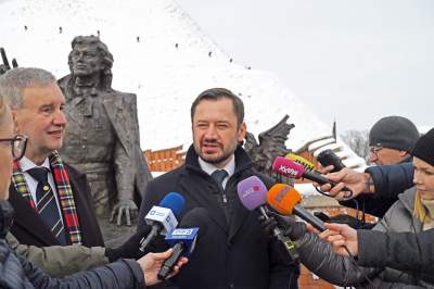 Kopiec Kościuszki udekorowany po nowemu, są dwie nowe flagi - zdjęcie 19