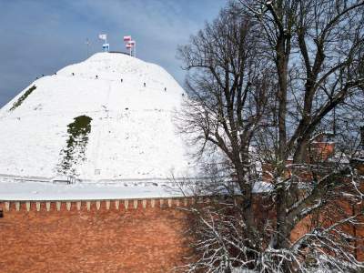 Kopiec Kościuszki udekorowany po nowemu, są dwie nowe flagi - zdjęcie 1