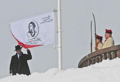 Kopiec Kościuszki udekorowany po nowemu, są dwie nowe flagi - zdjęcie 27