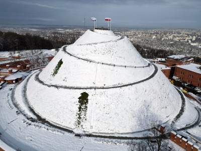 Kopiec Kościuszki udekorowany po nowemu, są dwie nowe flagi - zdjęcie 5