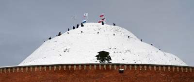 Kopiec Kościuszki udekorowany po nowemu, są dwie nowe flagi - zdjęcie 34