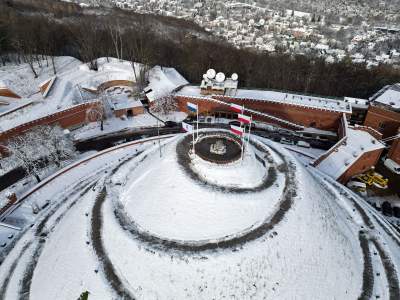 Kopiec Kościuszki udekorowany po nowemu, są dwie nowe flagi - zdjęcie 7