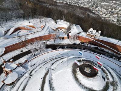 Kopiec Kościuszki udekorowany po nowemu, są dwie nowe flagi - zdjęcie 8