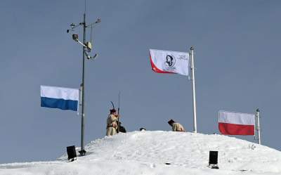 Kopiec Kościuszki udekorowany po nowemu, są dwie nowe flagi - zdjęcie 35