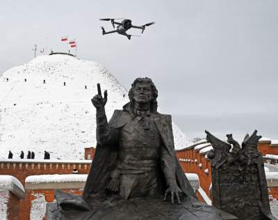 Kopiec Kościuszki udekorowany po nowemu, są dwie nowe flagi - zdjęcie 24