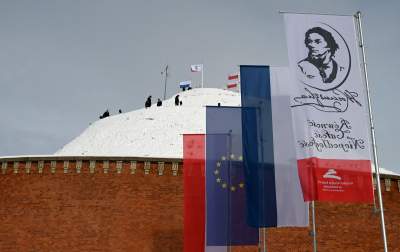 Kopiec Kościuszki udekorowany po nowemu, są dwie nowe flagi - zdjęcie 33