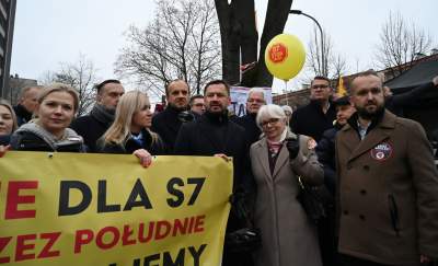 Głośny protest przed siedzibą GDDKiA w Krakowie. "Nie dla nowej S7" - zdjęcie 10