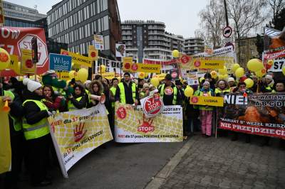 Głośny protest przed siedzibą GDDKiA w Krakowie. "Nie dla nowej S7" - zdjęcie 1